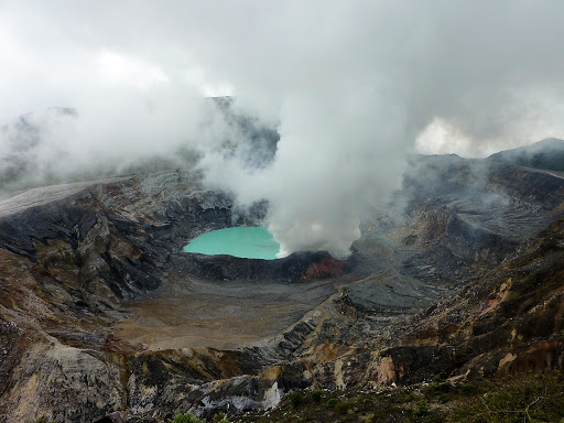 crater volcan poas